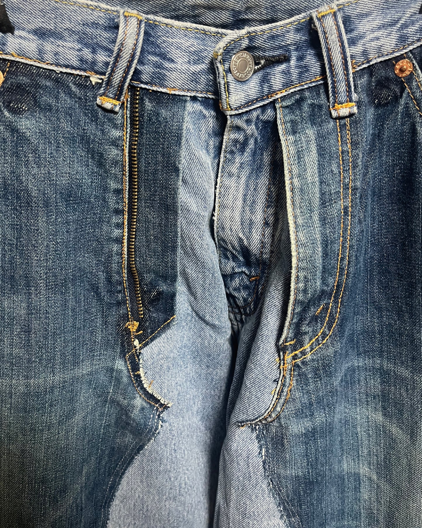 THAT IS+NOT DISTURN   DENIM ON TOP OF DENIM PANTS