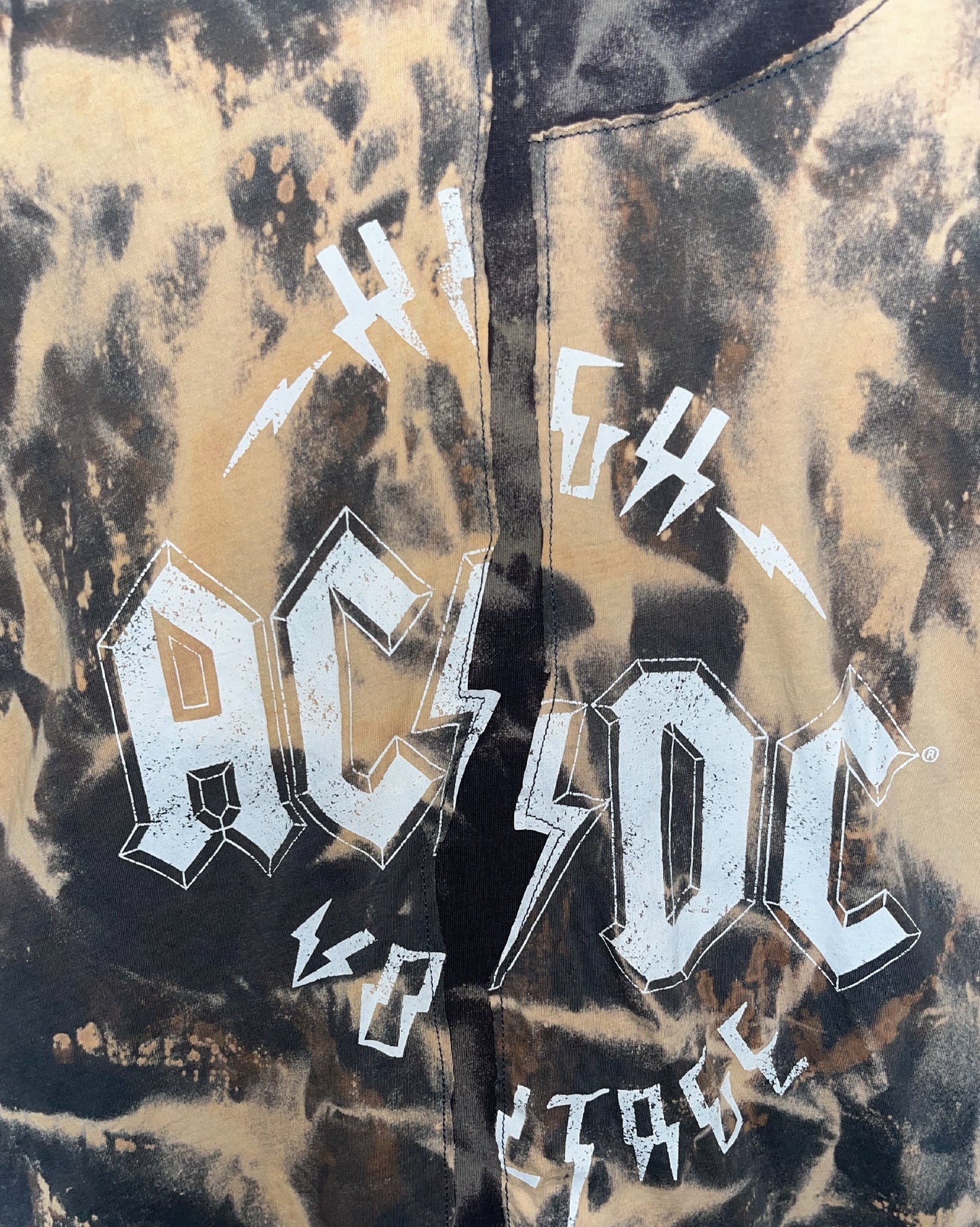 That is+not DISTURN   OVERSTITCHED DISCHARGE S/S TEE