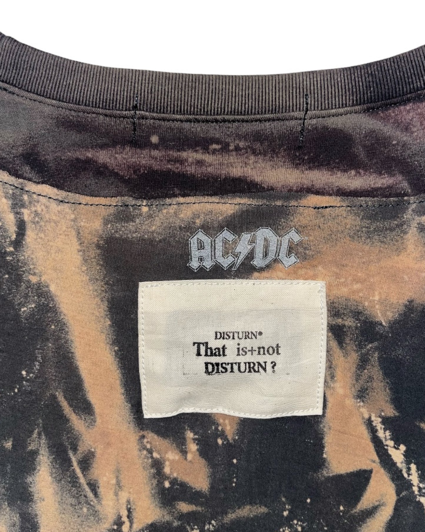 That is+not DISTURN   OVERSTITCHED DISCHARGE S/S TEE